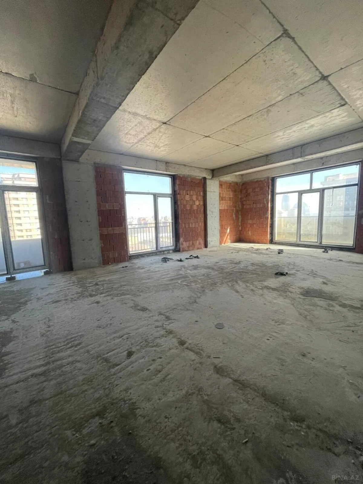 Satılır 4 otaqlı mənzil 200 m²