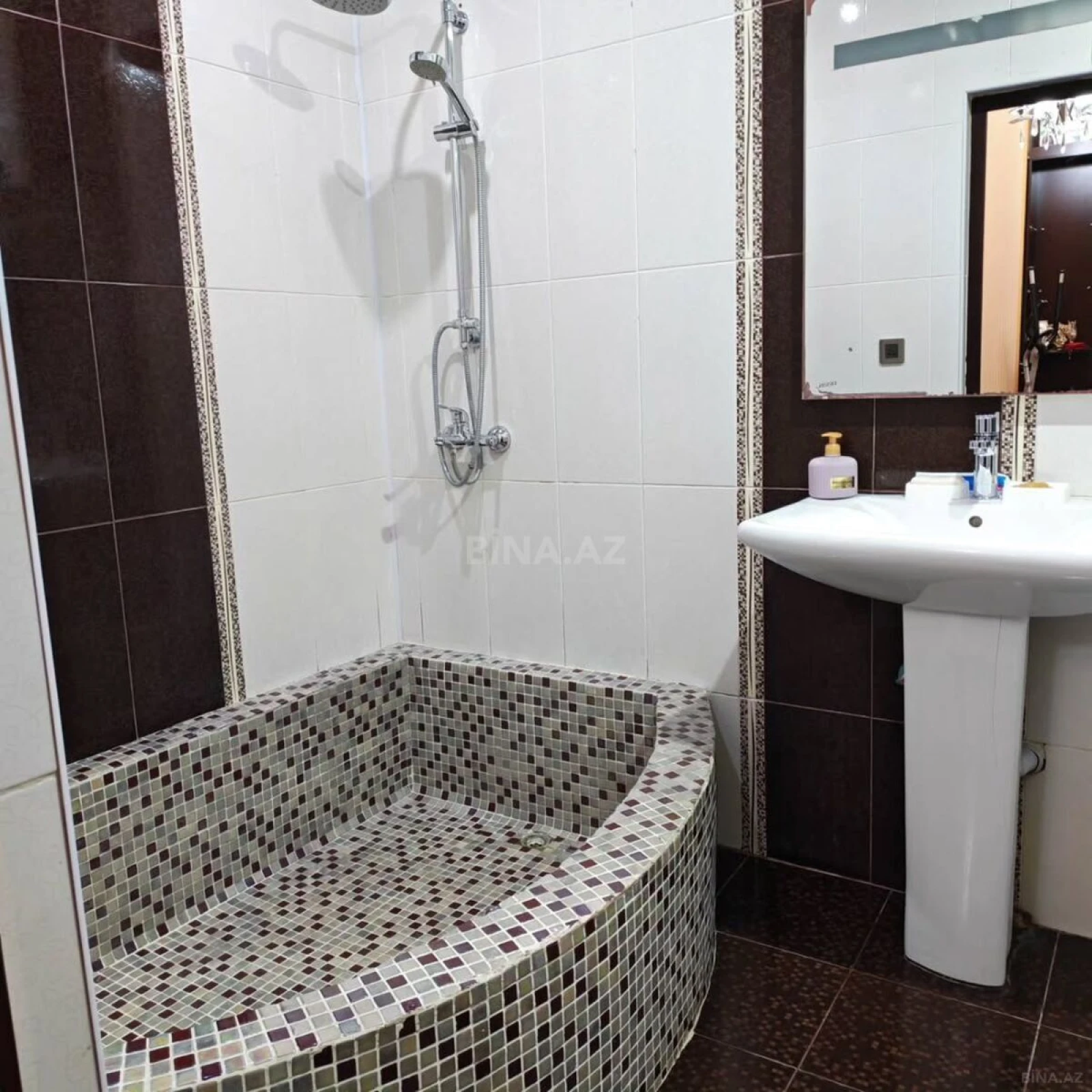 Satılır 3 otaqlı mənzil 141 m²
