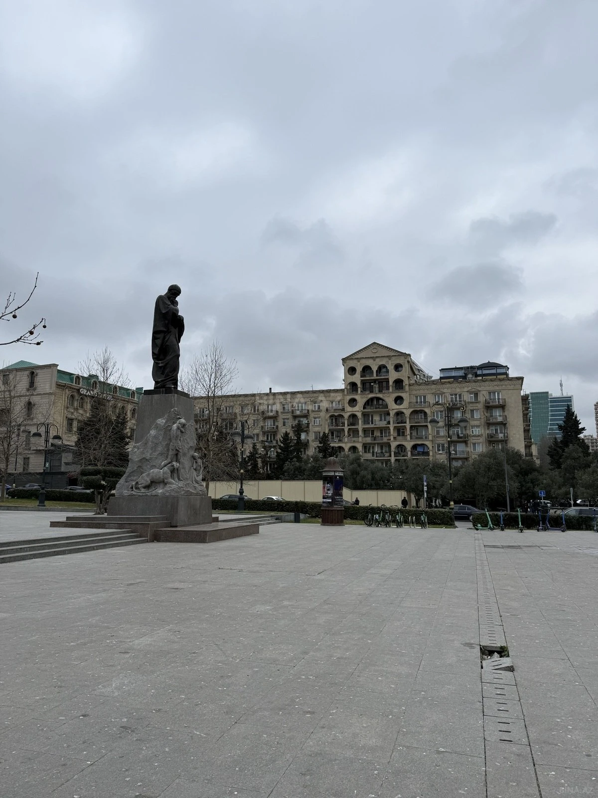 Satılır 4 otaqlı mənzil 120 m²