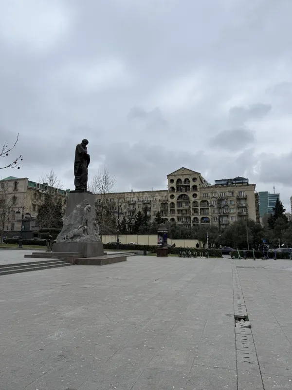 Satılır 4 otaqlı mənzil 120 m²