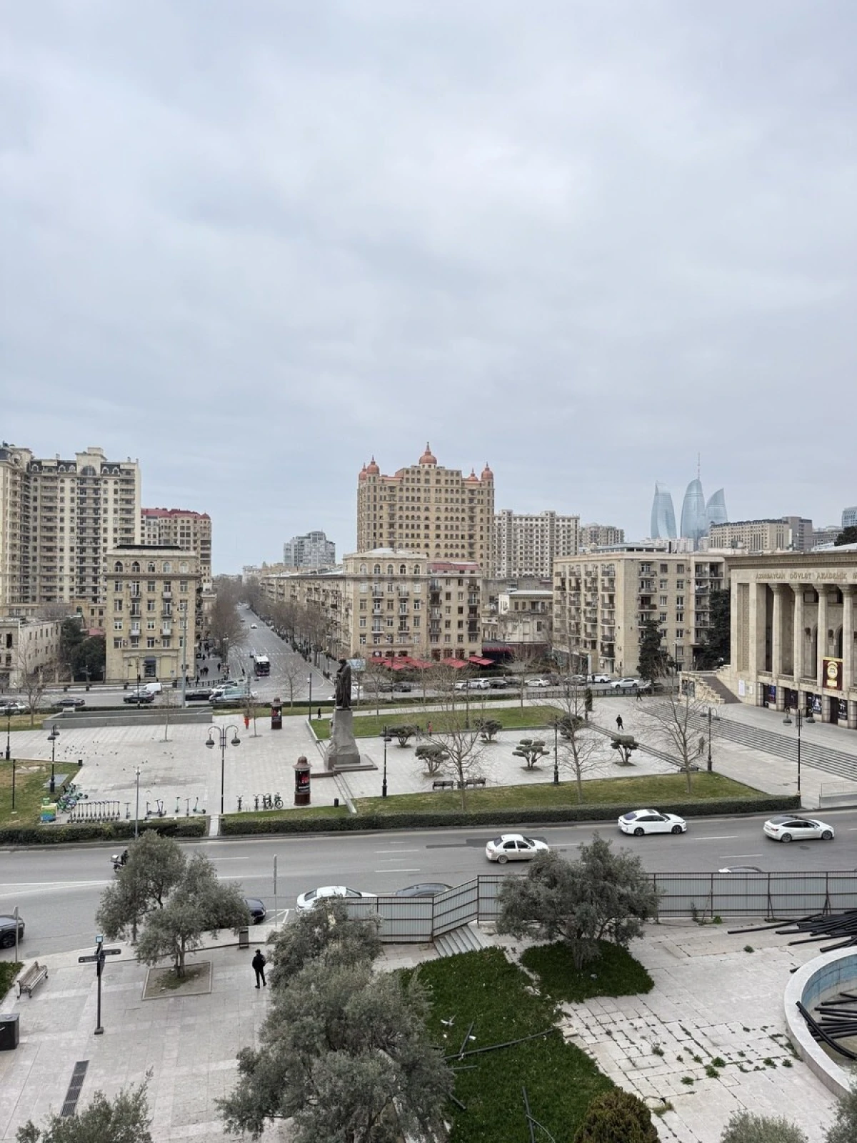 Satılır 4 otaqlı mənzil 120 m²