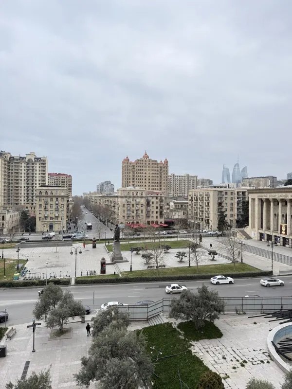 Satılır 4 otaqlı mənzil 120 m²