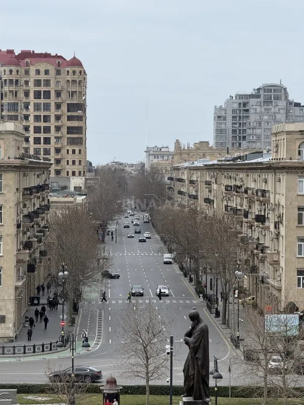 Satılır 4 otaqlı mənzil 120 m²