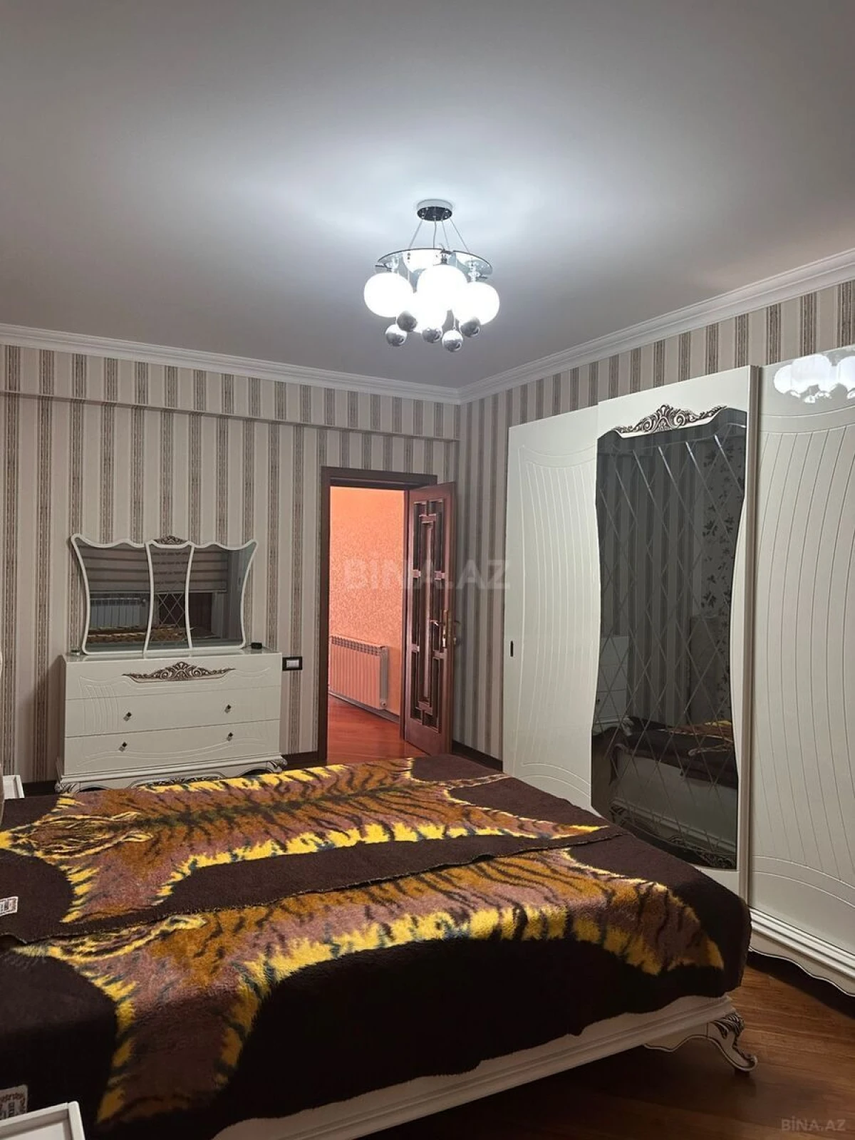 Satılır 3 otaqlı mənzil 135 m²