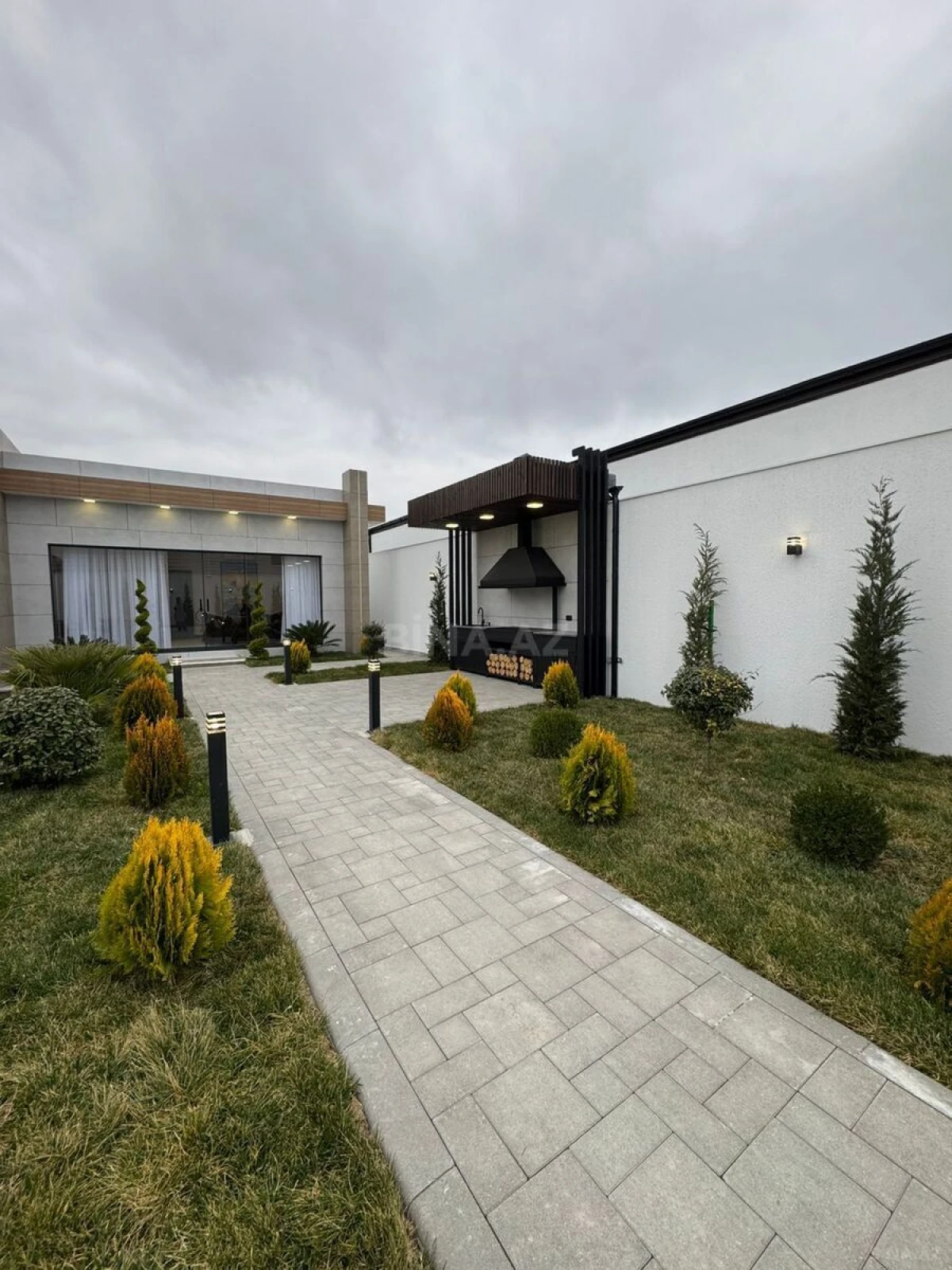 Satılır 5 otaqlı həyət evi 280 m²