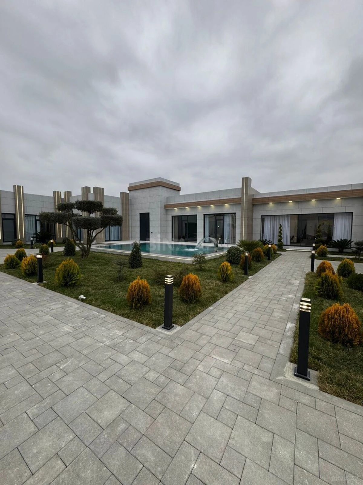 Satılır 5 otaqlı həyət evi 280 m²