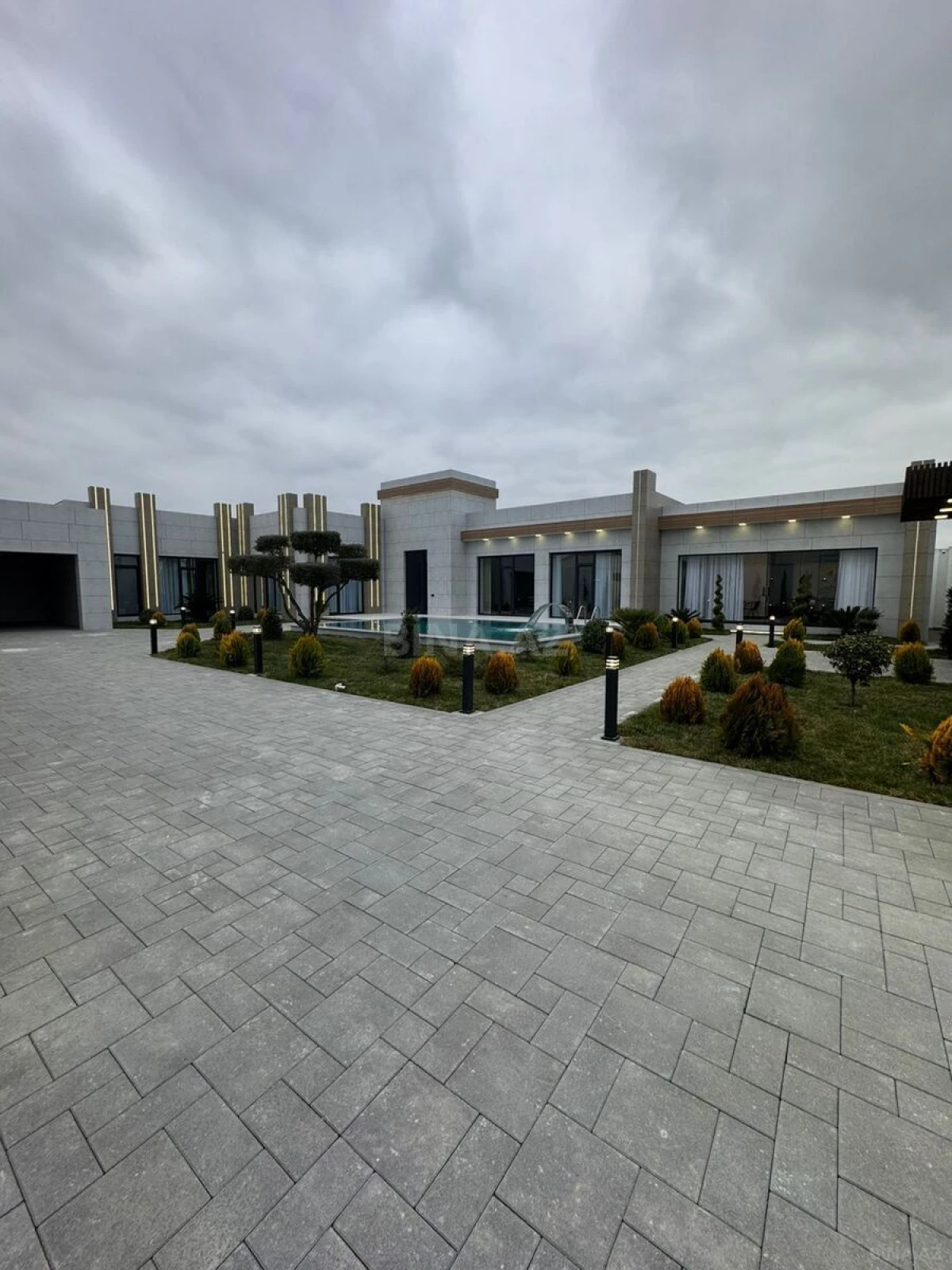 Satılır 5 otaqlı həyət evi 280 m²