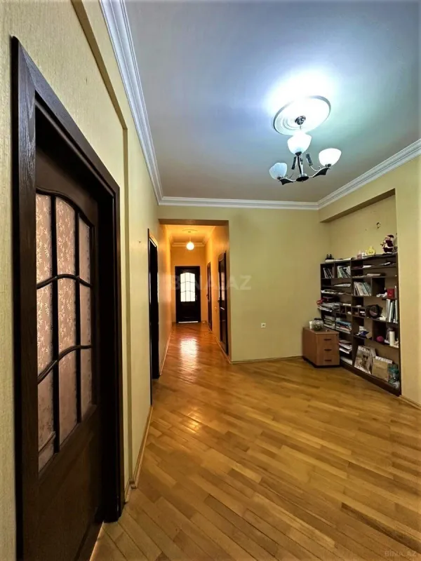 Satılır 3 otaqlı mənzil 121 m²