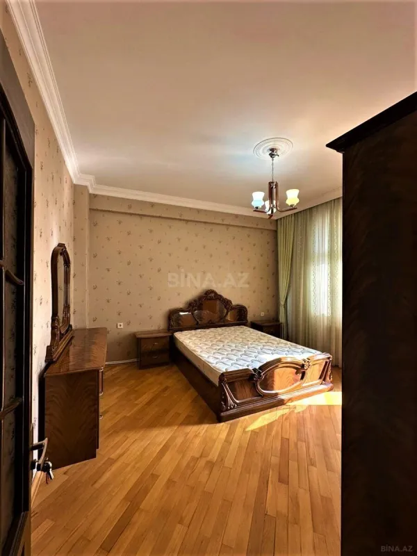 Satılır 3 otaqlı mənzil 121 m²