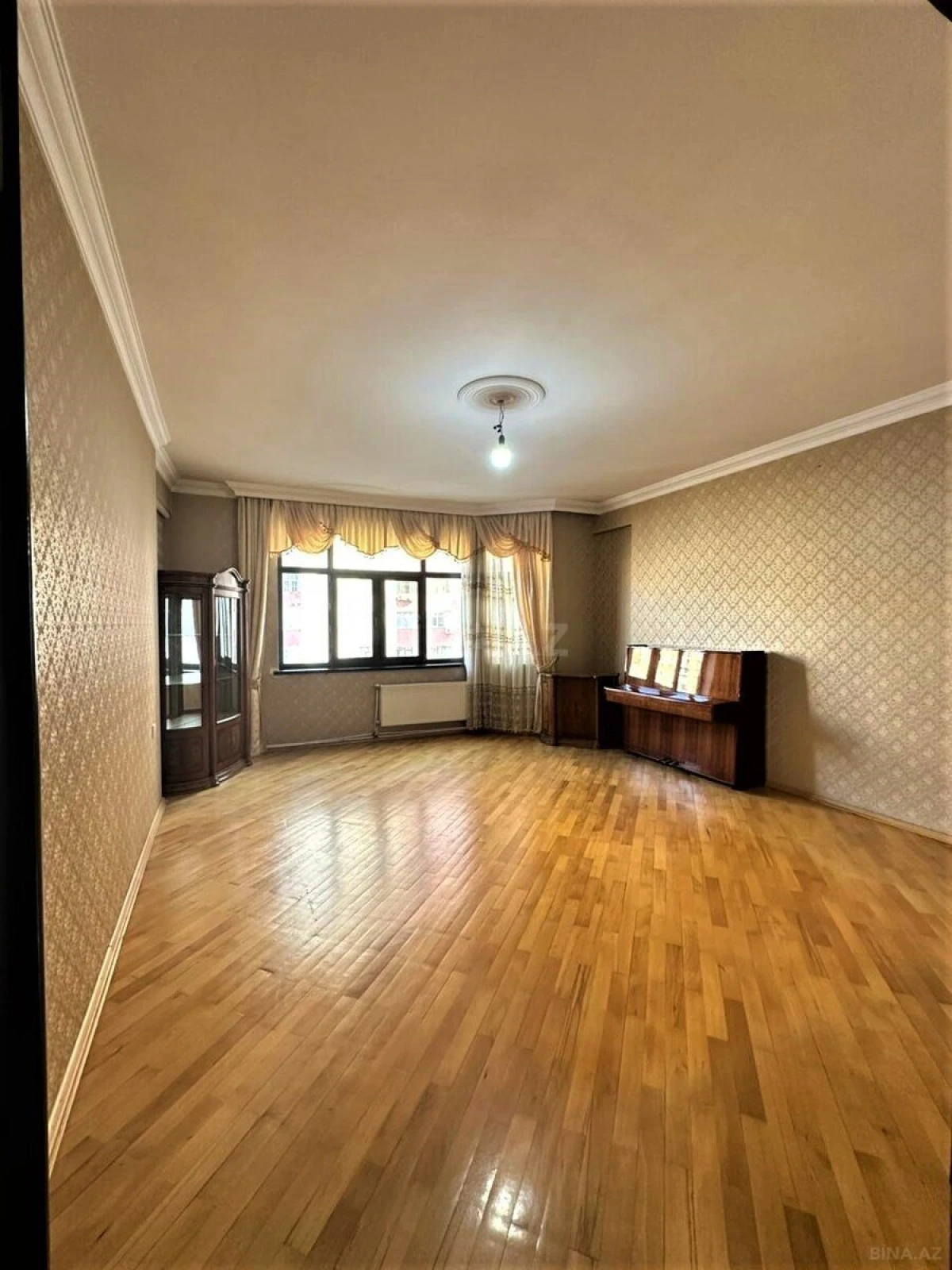 Satılır 3 otaqlı mənzil 121 m²