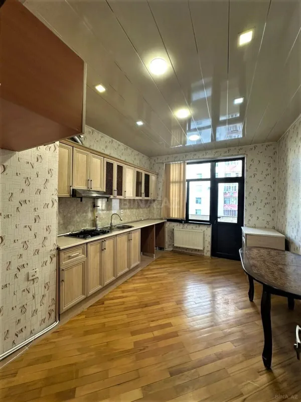 Satılır 3 otaqlı mənzil 121 m²