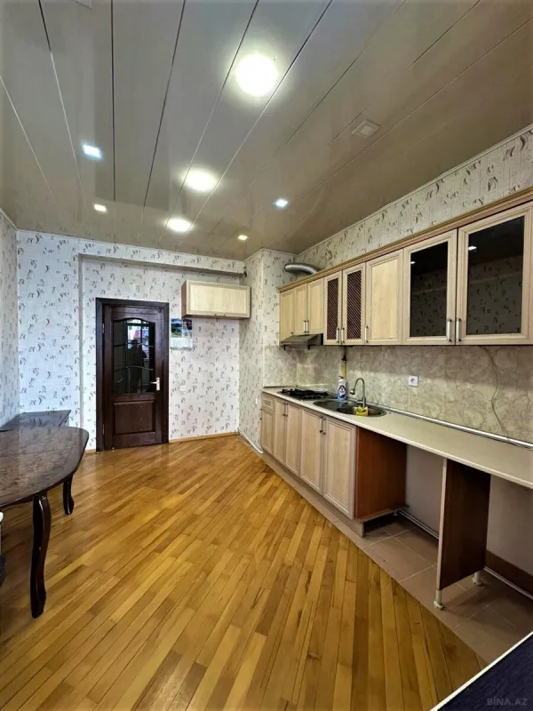Satılır 3 otaqlı mənzil 121 m²