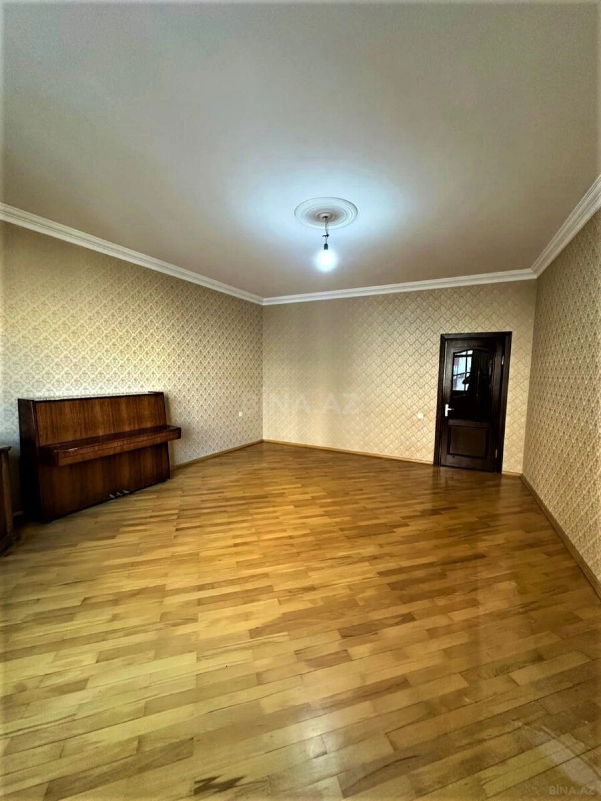 Satılır 3 otaqlı mənzil 121 m²