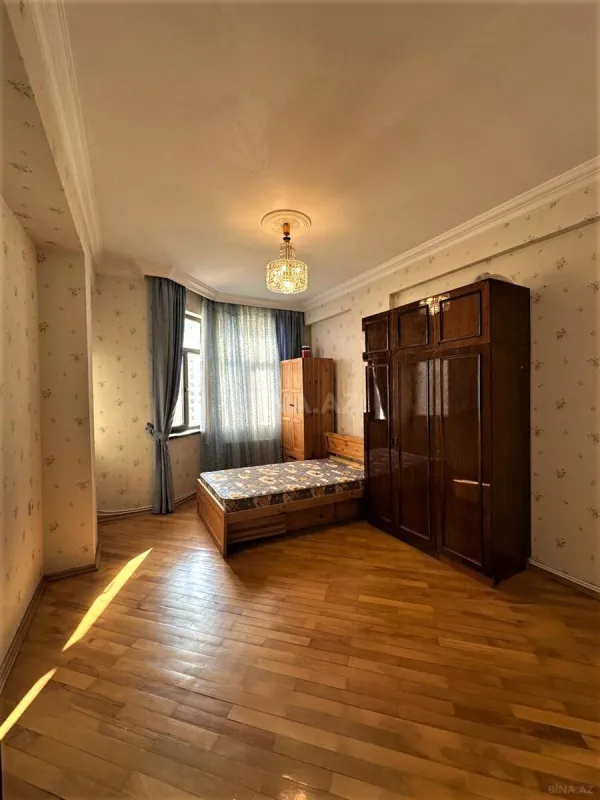 Satılır 3 otaqlı mənzil 121 m²