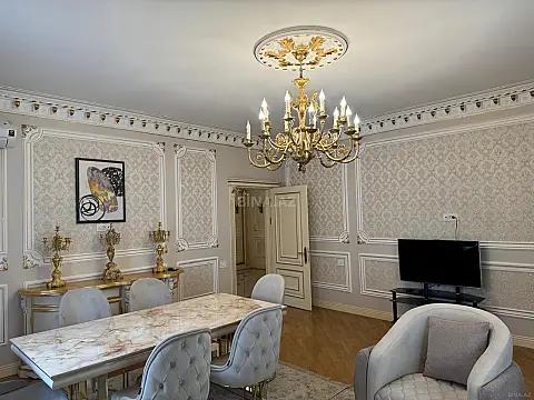 Kirayə verilir 4 otaqlı mənzil 178 m²