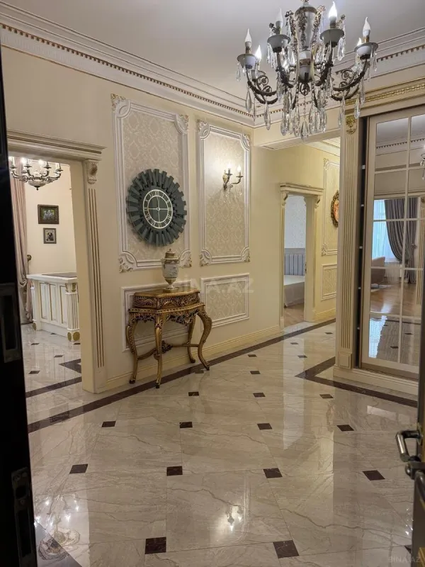 Kirayə verilir 4 otaqlı mənzil 178 m²