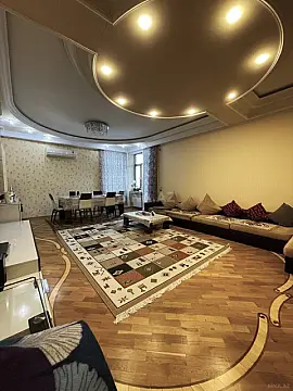 Satılır 4 otaqlı mənzil 190 m²