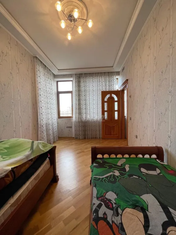 Satılır 4 otaqlı mənzil 190 m²