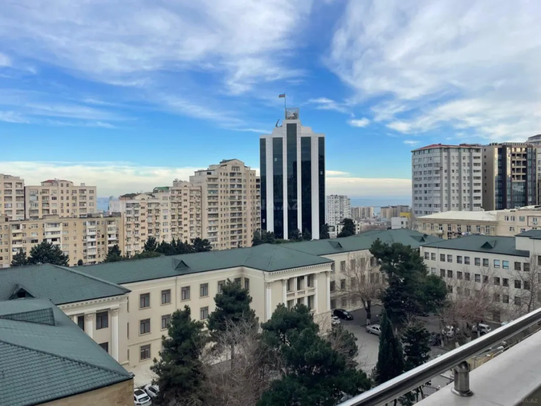 Satılır 4 otaqlı mənzil 190 m²