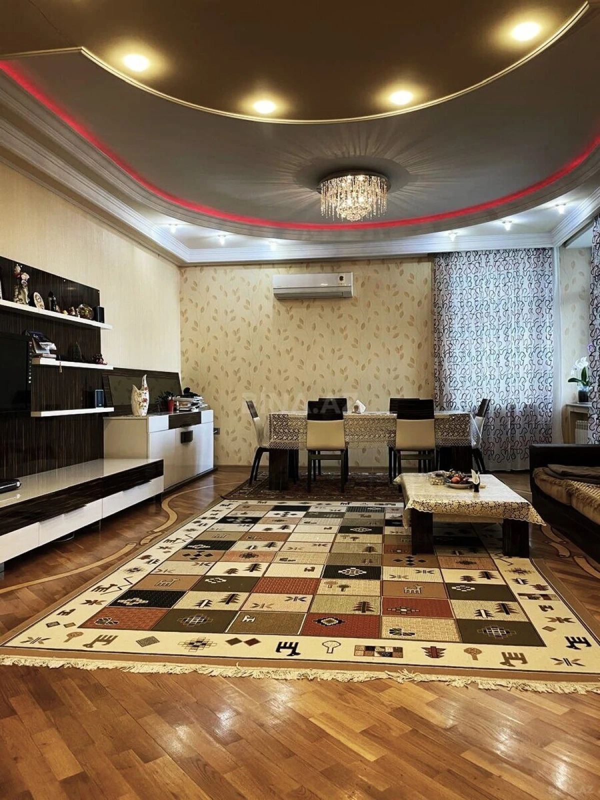 Satılır 4 otaqlı mənzil 190 m²