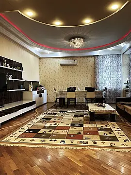 Satılır 4 otaqlı mənzil 190 m²