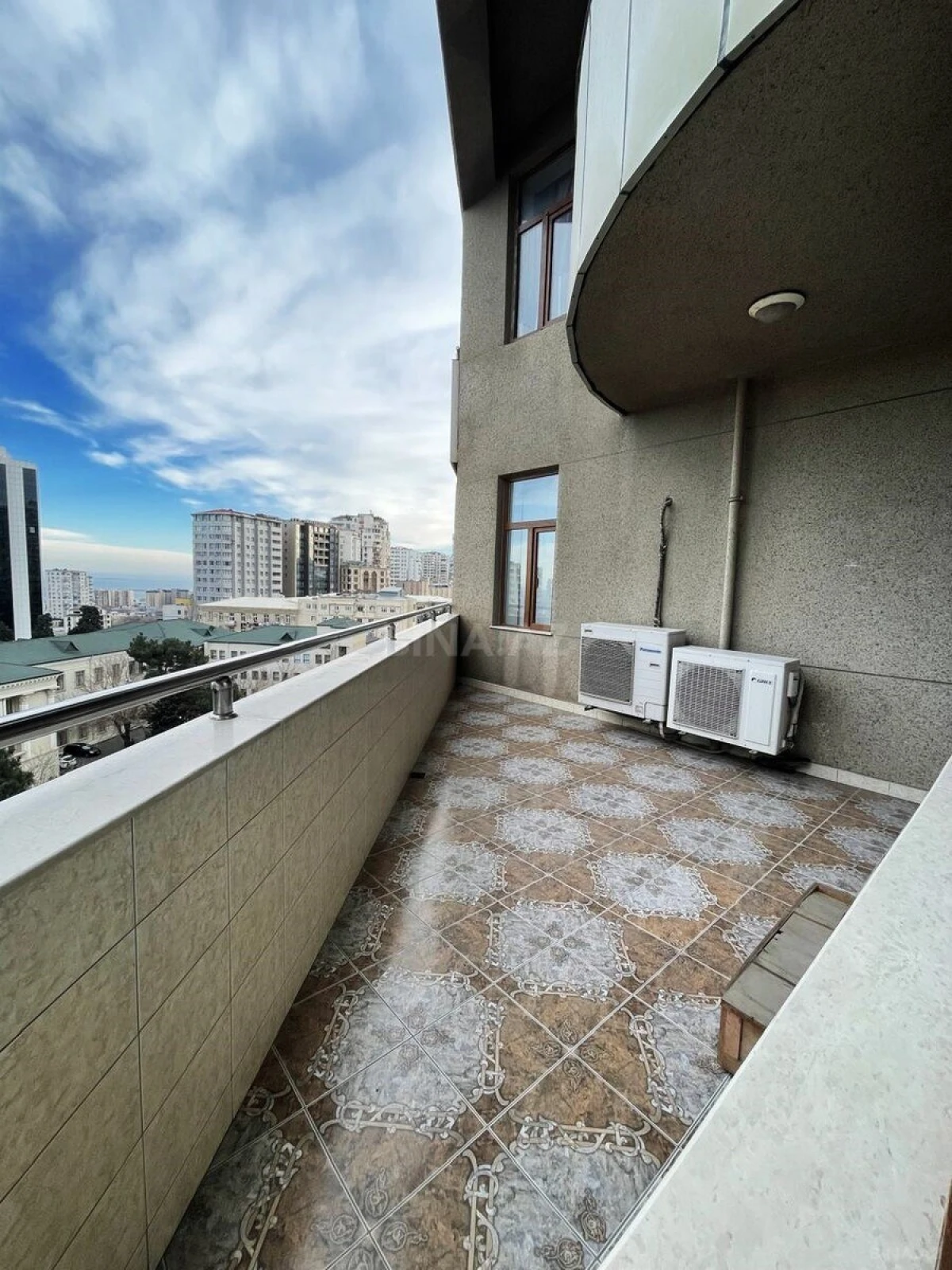 Satılır 4 otaqlı mənzil 190 m²