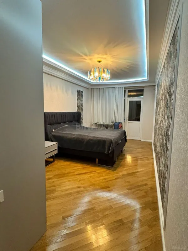 Satılır 3 otaqlı mənzil 135 m²