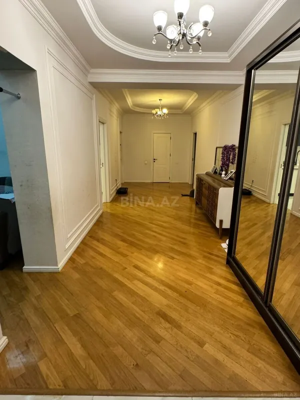 Satılır 3 otaqlı mənzil 135 m²