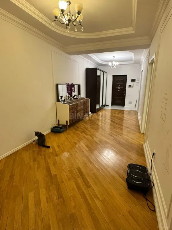 Satılır 3 otaqlı mənzil 135 m²