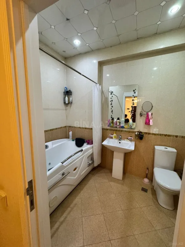 Satılır 3 otaqlı mənzil 135 m²