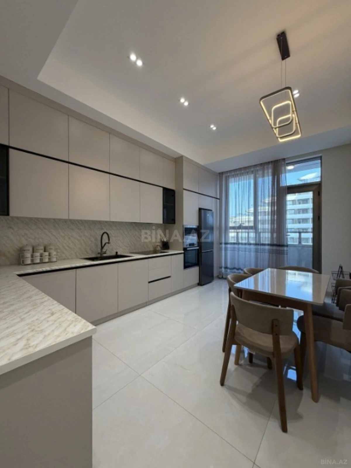Kirayə verilir 3 otaqlı mənzil 140 m²