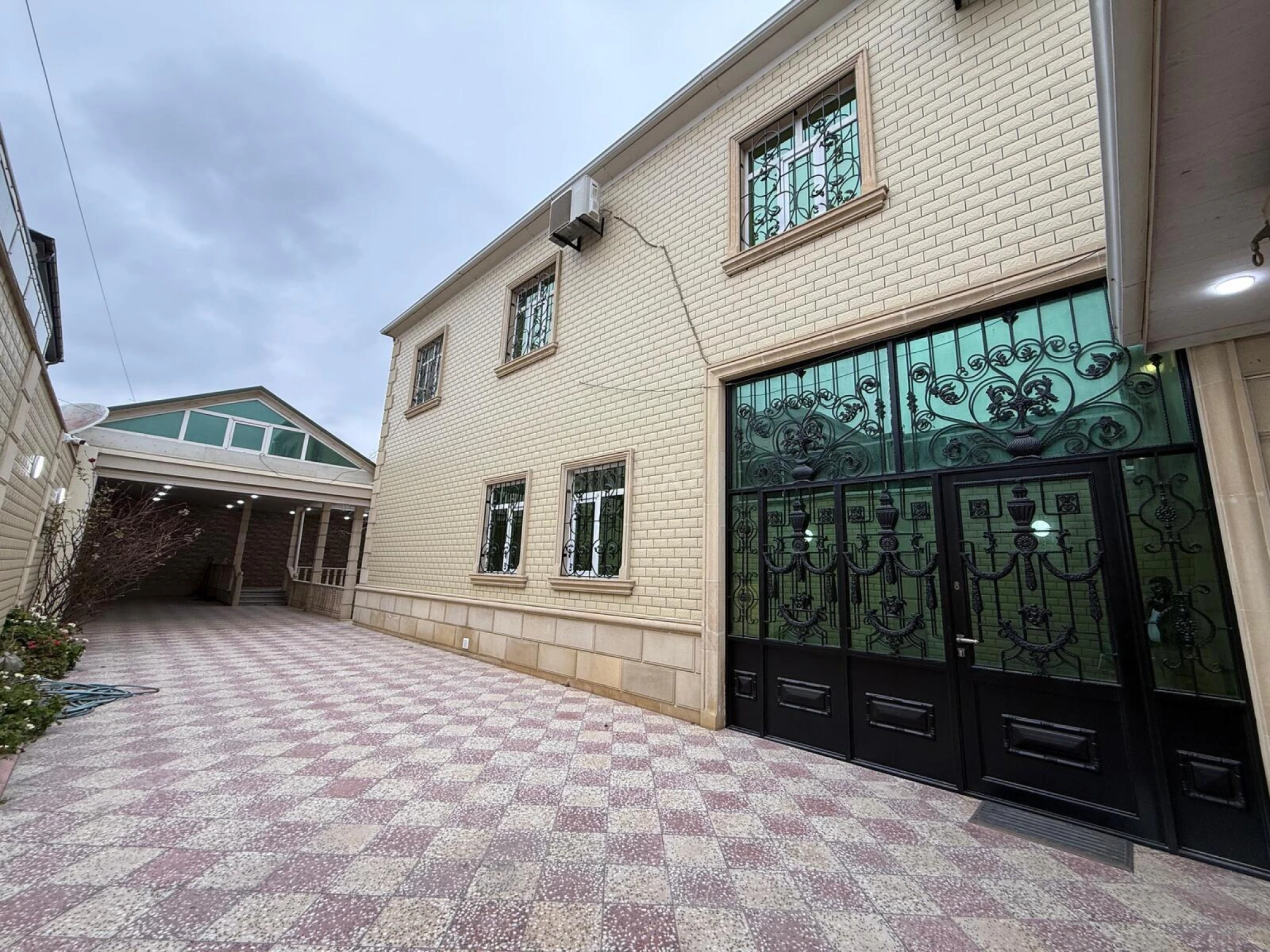 Satılır 6 otaqlı həyət evi 360 m²