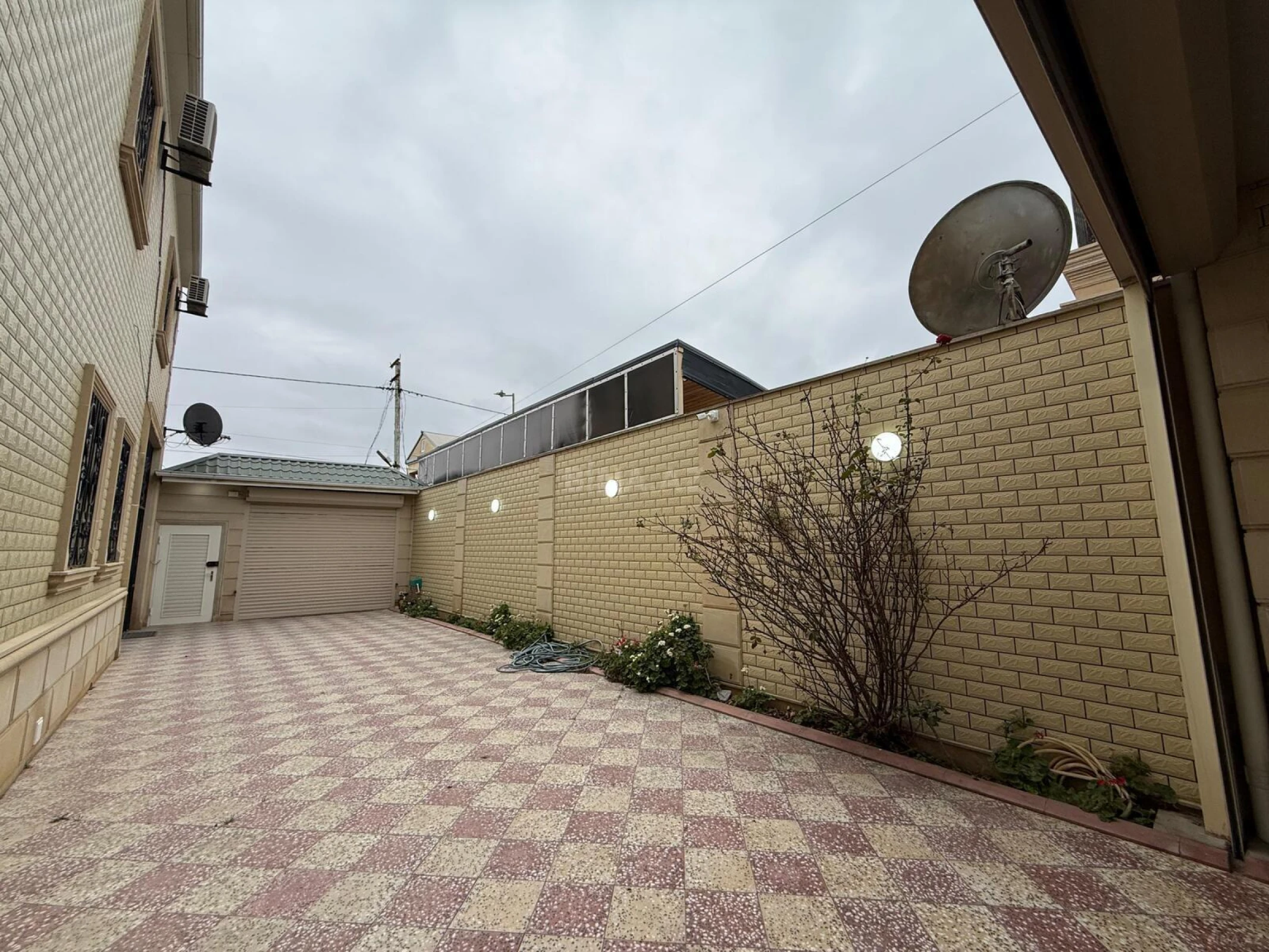 Satılır 6 otaqlı həyət evi 360 m²