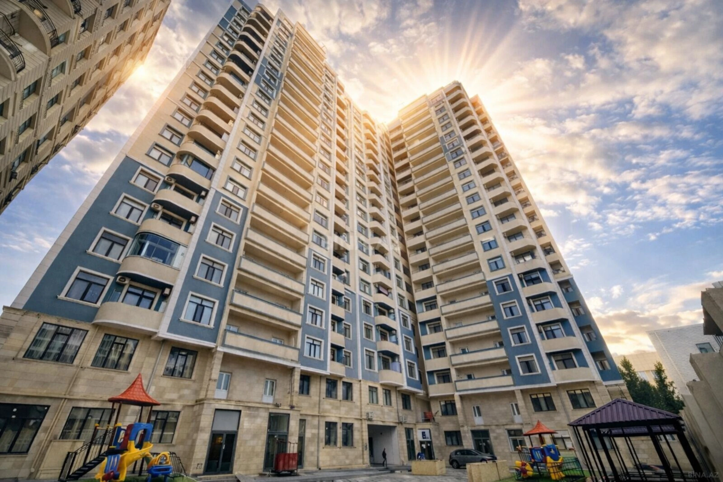 Satılır 4 otaqlı mənzil 172 m²