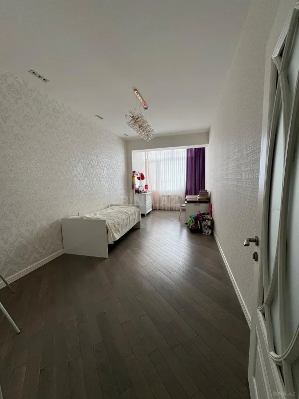 Satılır 6 otaqlı mənzil 270 m²