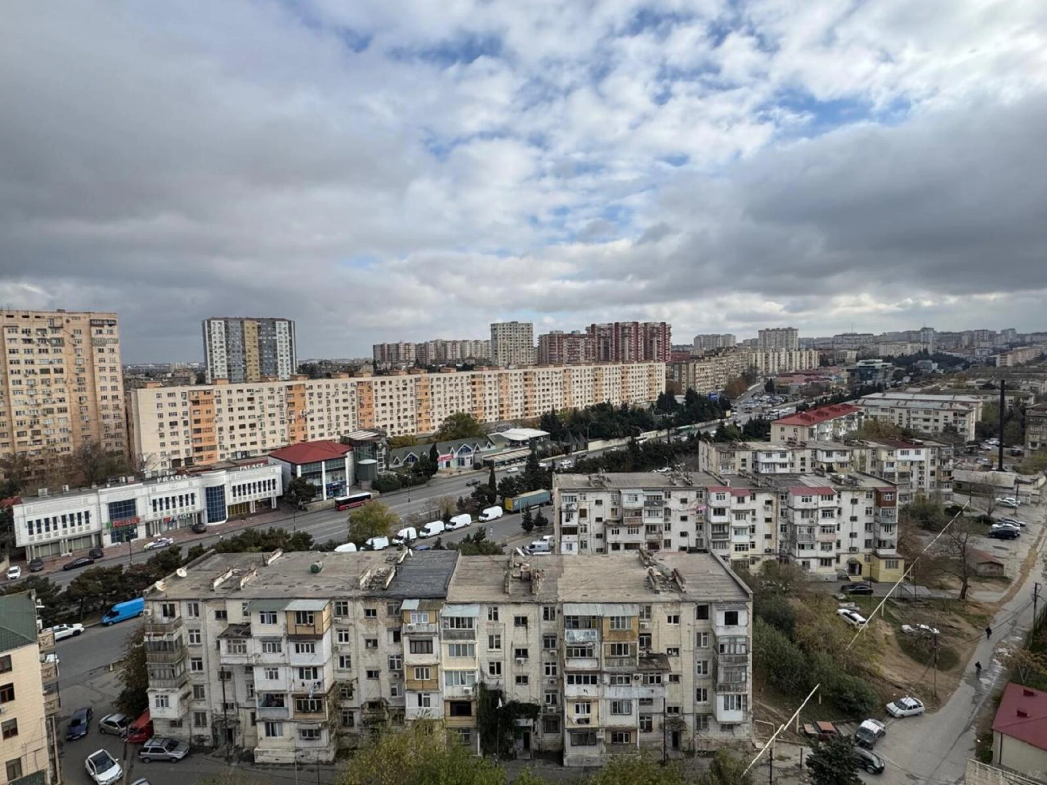 Satılır 6 otaqlı mənzil 270 m²