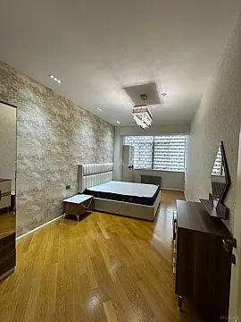 Satılır 6 otaqlı mənzil 270 m²