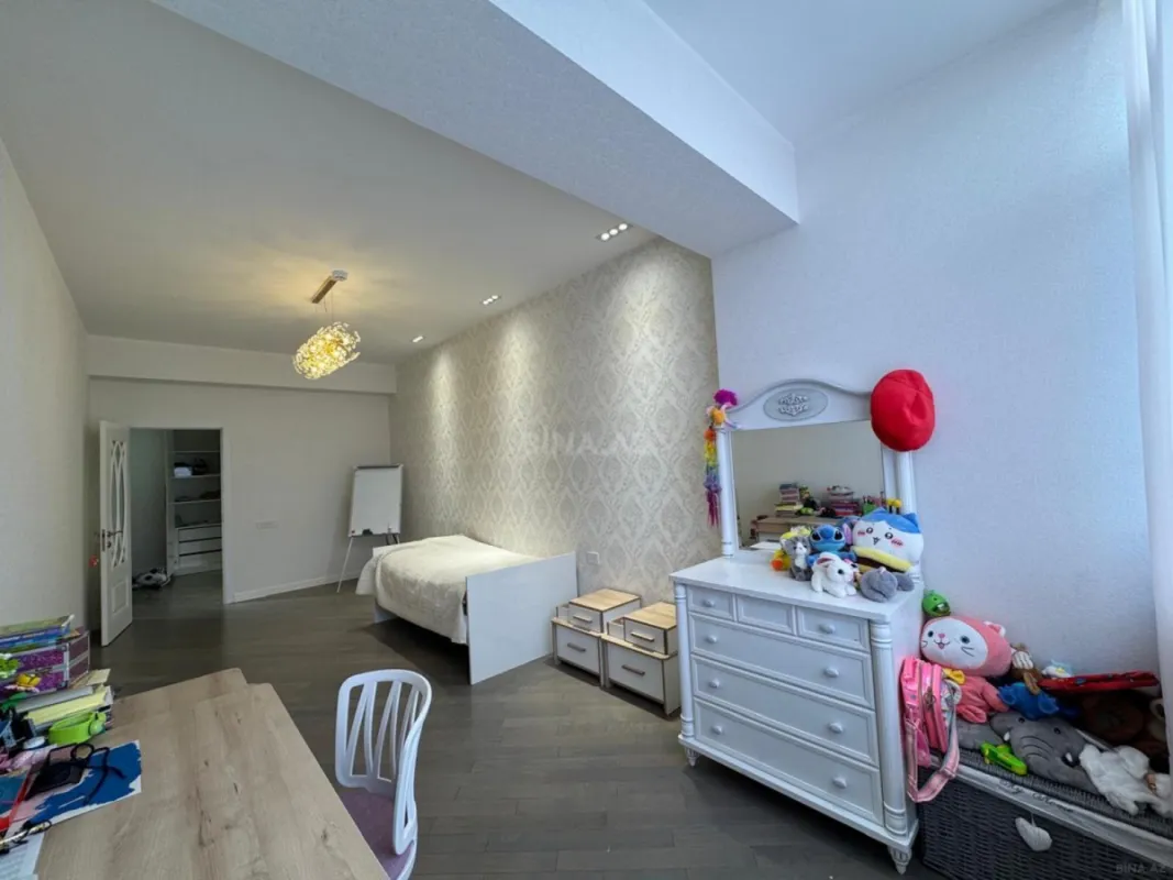 Satılır 6 otaqlı mənzil 270 m²