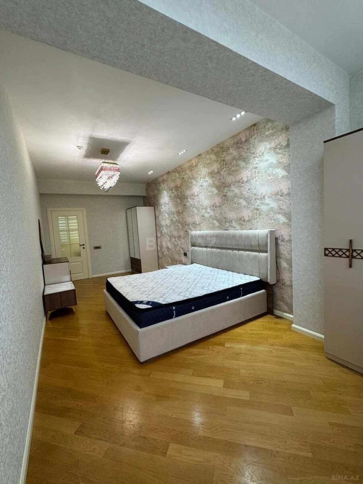 Satılır 6 otaqlı mənzil 270 m²