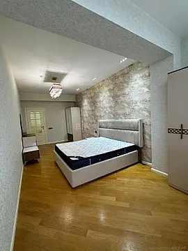 Satılır 6 otaqlı mənzil 270 m²