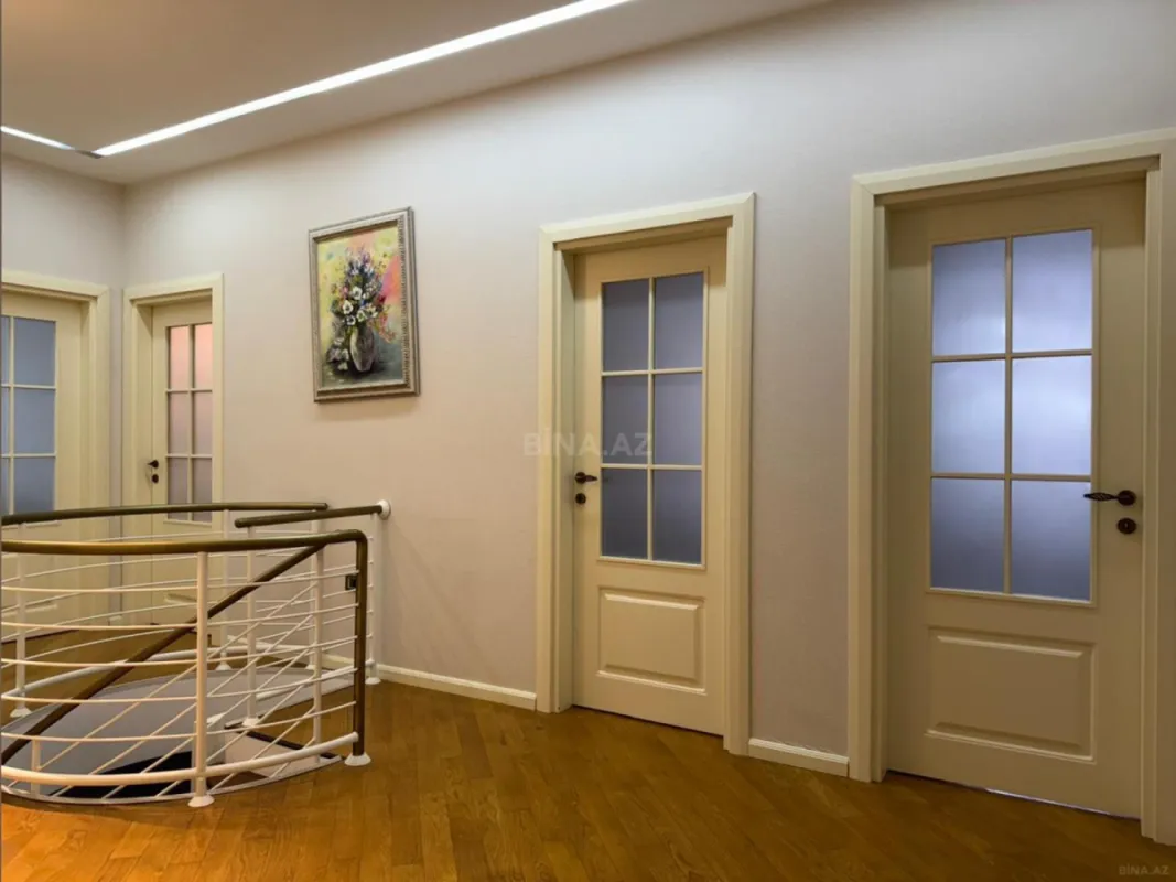 Satılır 6 otaqlı mənzil 270 m²