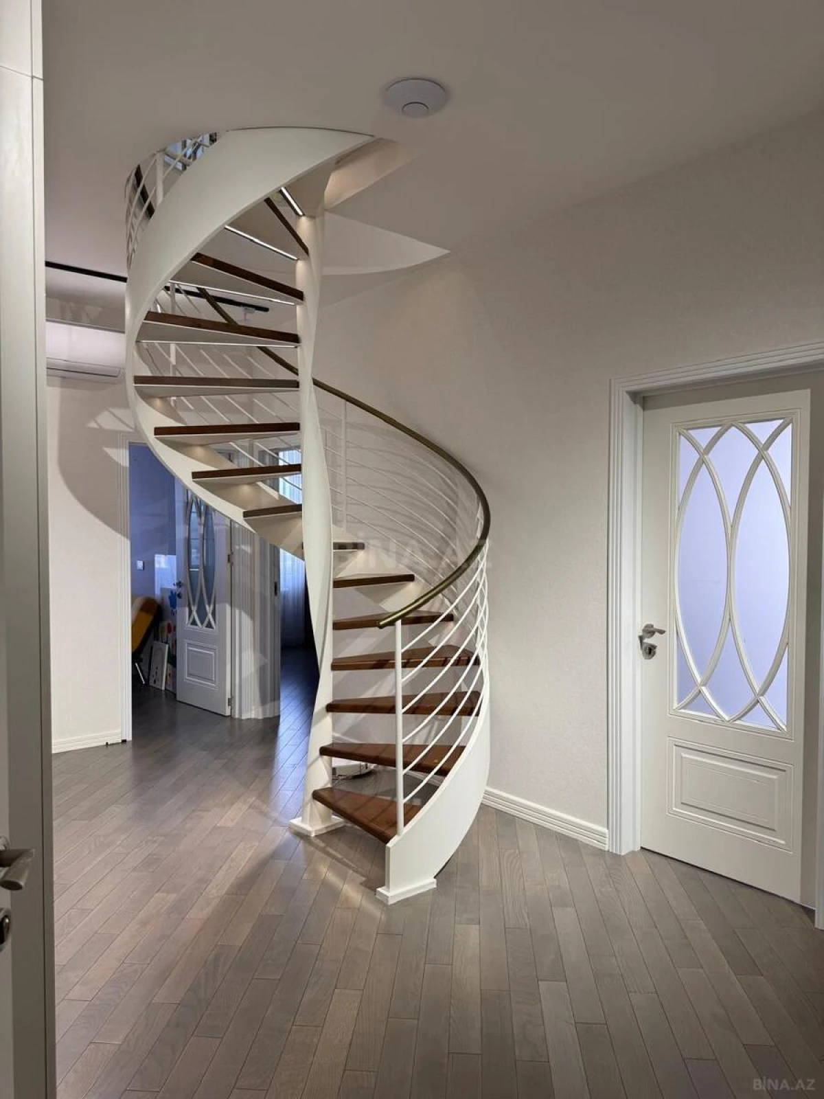 Satılır 6 otaqlı mənzil 270 m²