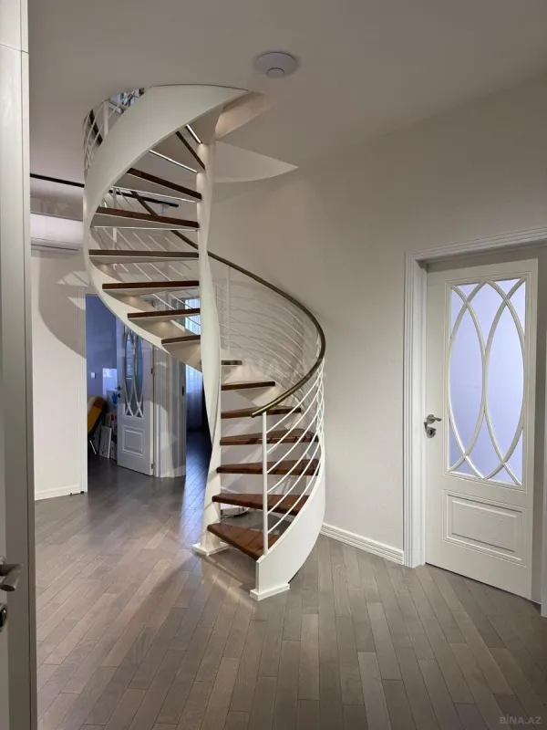 Satılır 6 otaqlı mənzil 270 m²