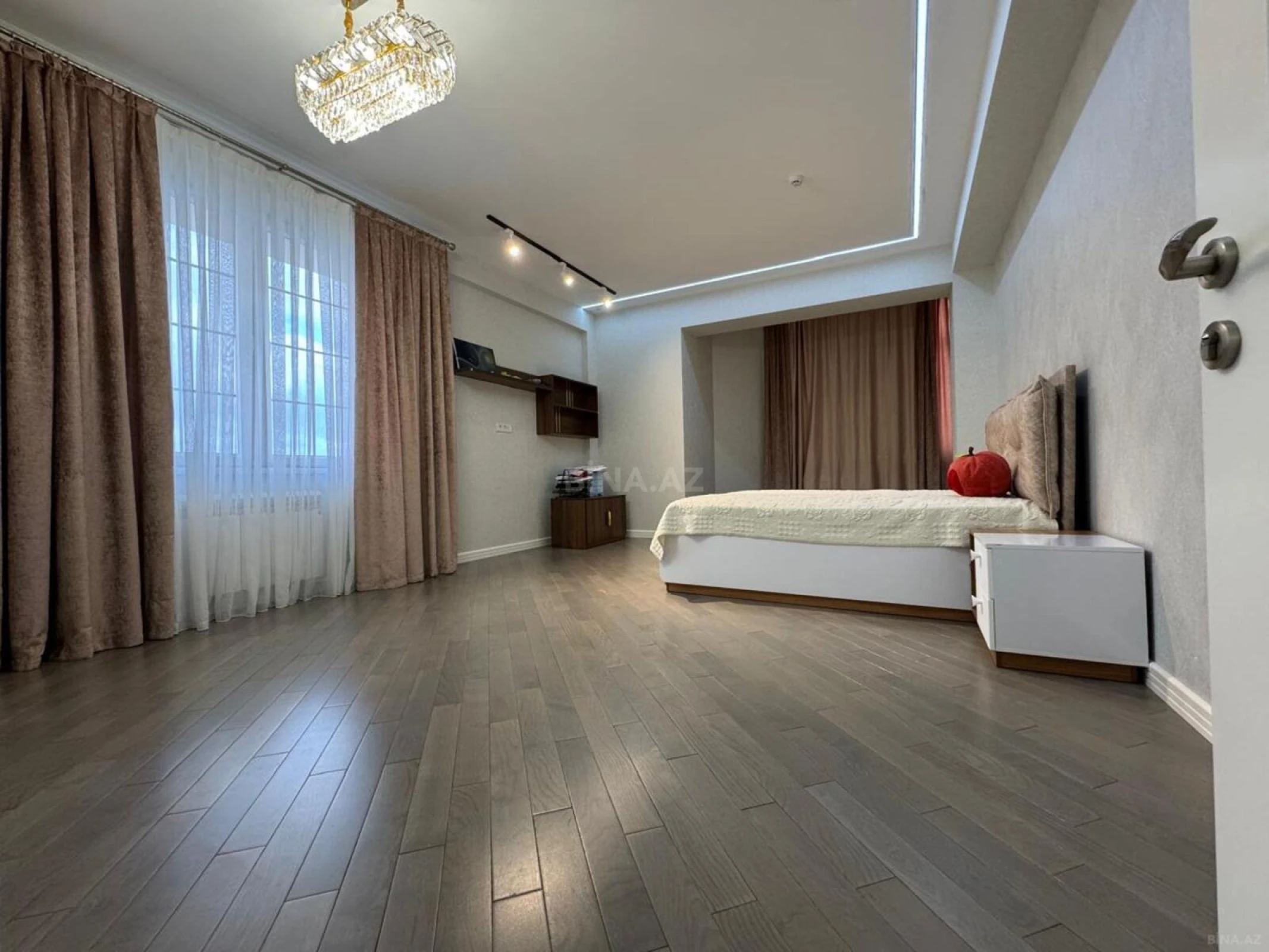 Satılır 6 otaqlı mənzil 270 m²