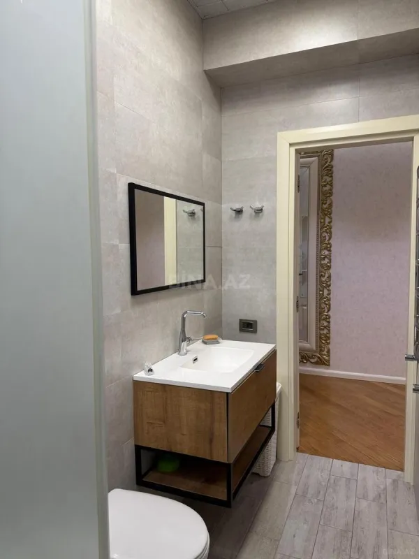 Satılır 6 otaqlı mənzil 270 m²