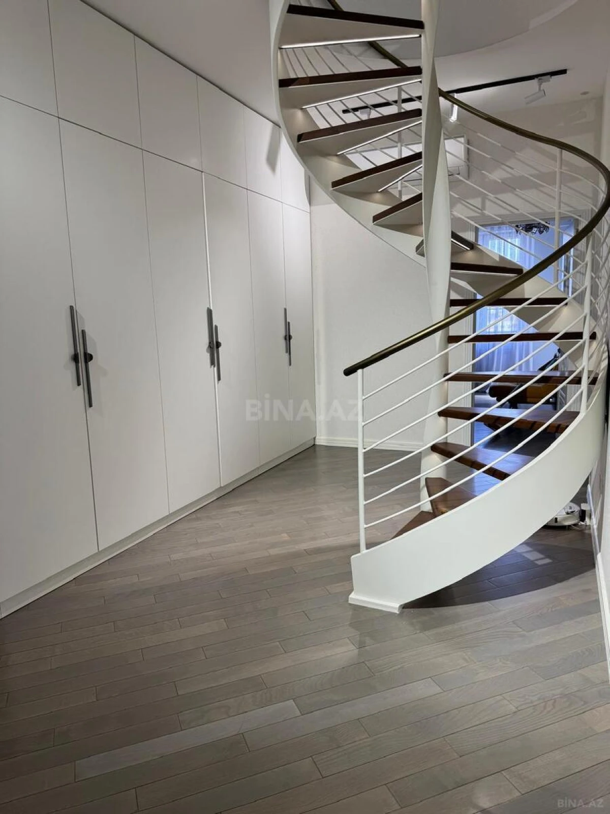 Satılır 6 otaqlı mənzil 270 m²