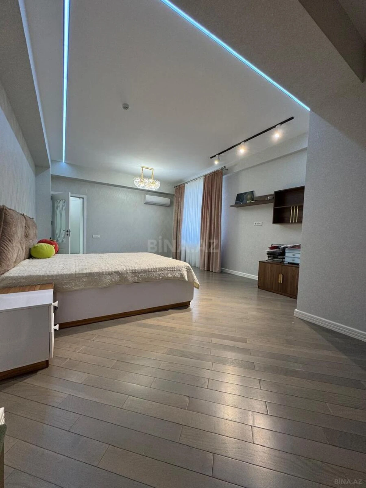 Satılır 6 otaqlı mənzil 270 m²