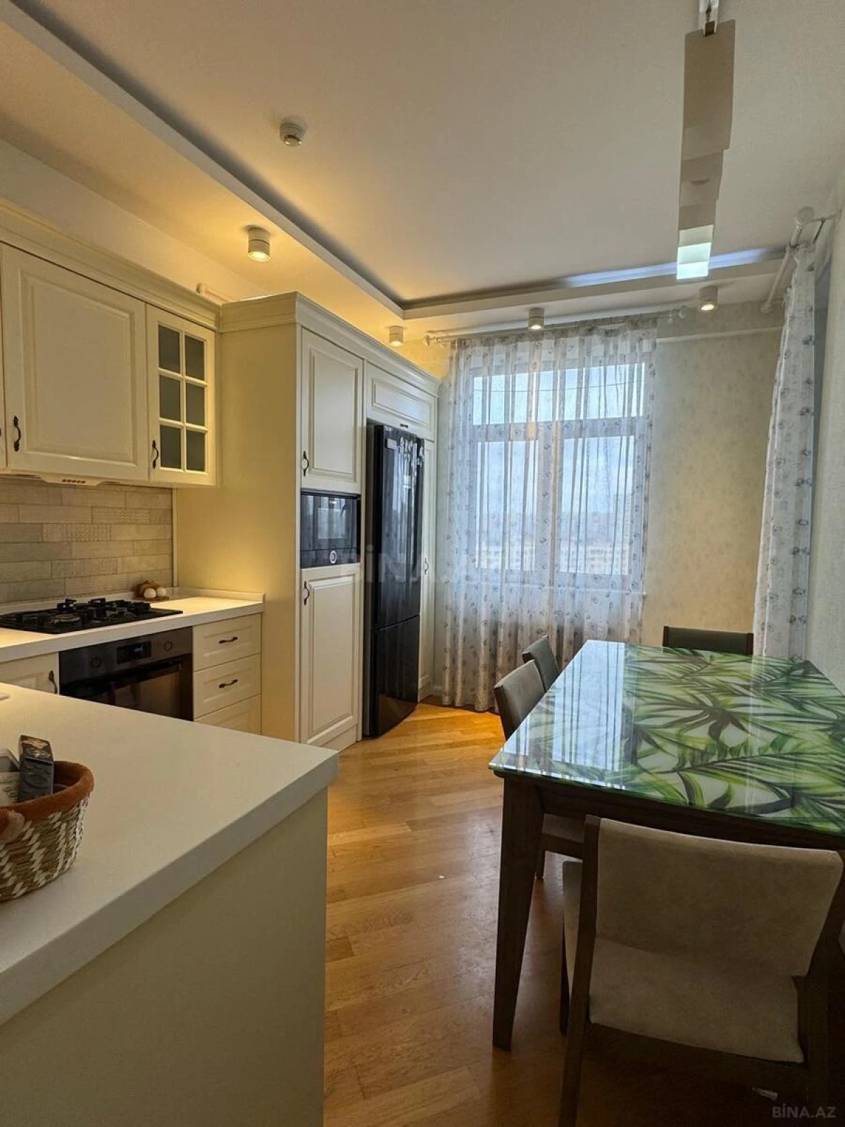 Satılır 6 otaqlı mənzil 270 m²