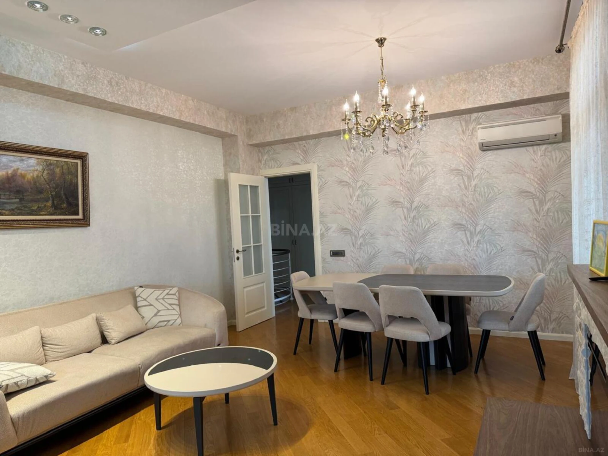 Satılır 6 otaqlı mənzil 270 m²