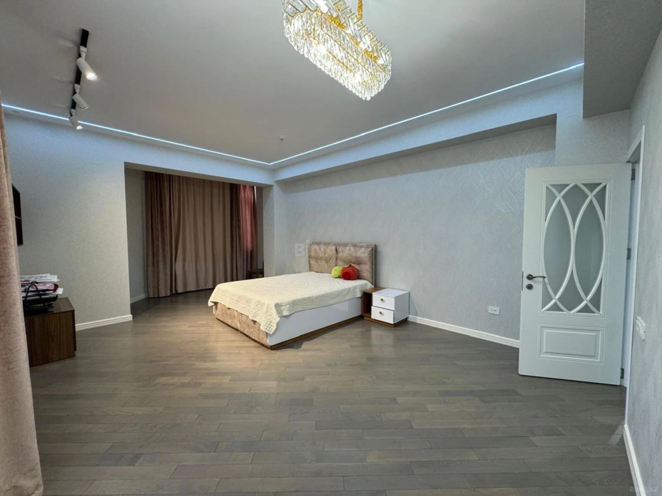 Satılır 6 otaqlı mənzil 270 m²